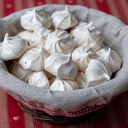 Panier de petites meringue artisanal